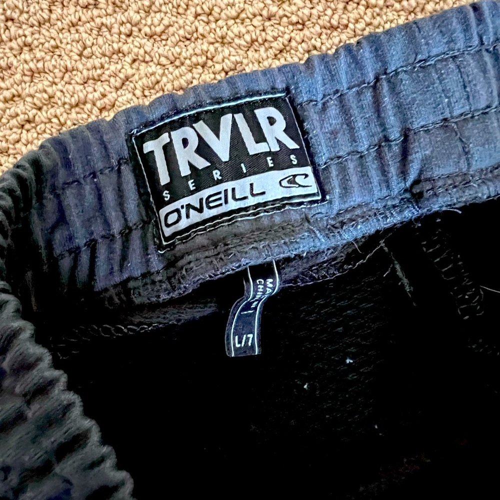 O’Neill boys shorts in charcoal grey size 7. Like new. Comfy - great material